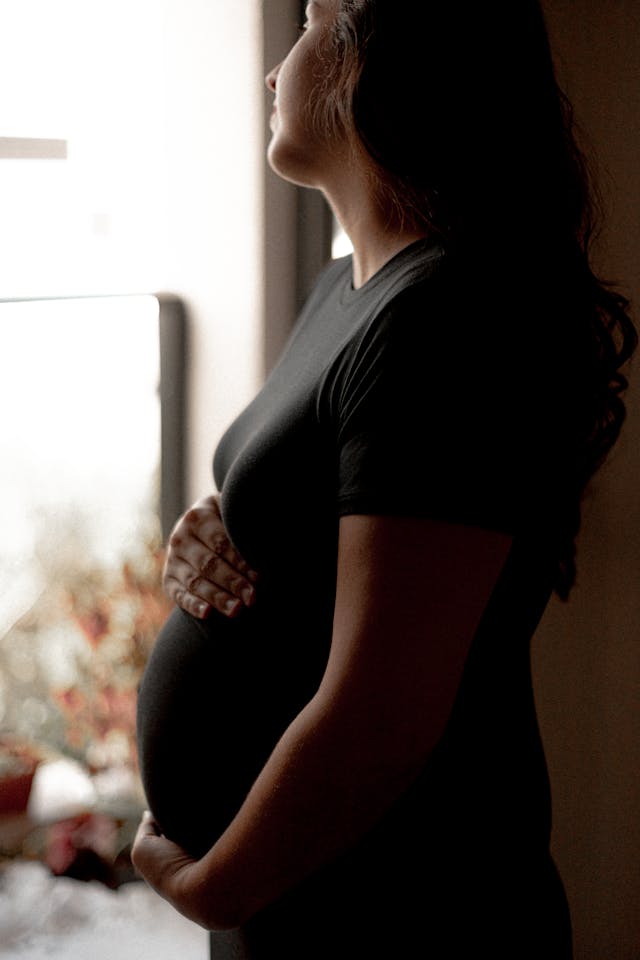 zwangere vrouw met gespannen blik