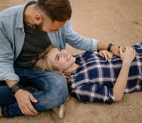 Partner kust zwangere buik tijdens haptonomie