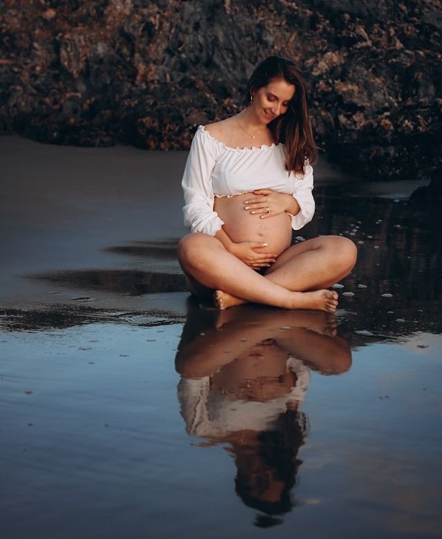 zwangere vrouw in verbinding met zichzelf