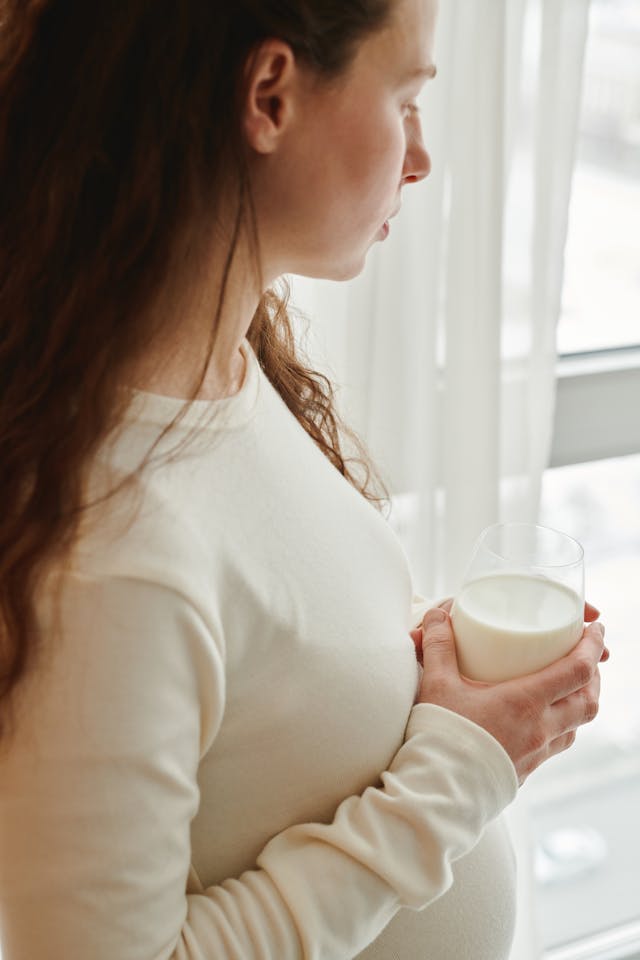 zwangere vrouw denkt terug aan moeilijke bevalling